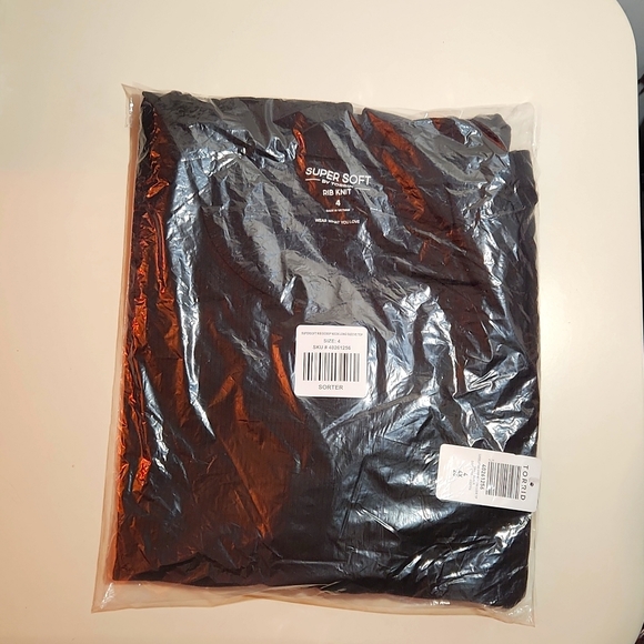 ❤️NWT VINTAGE TORRID TOP - SUPER SOFT - RIBBED LONG SLEEVE SCOOP NECK PLUS SIZE - Picture 6 of 11